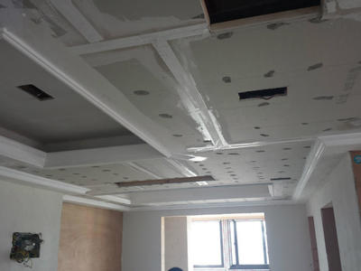 涂防銹漆及貼防裂繃帶。